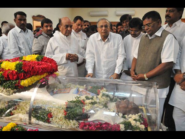 అంతిమయాత్రలో కాకాకు కన్నీటి వీడ్కోలు అంతిమయాత్రలో కాకాకు కన్నీటి వీడ్కోలు