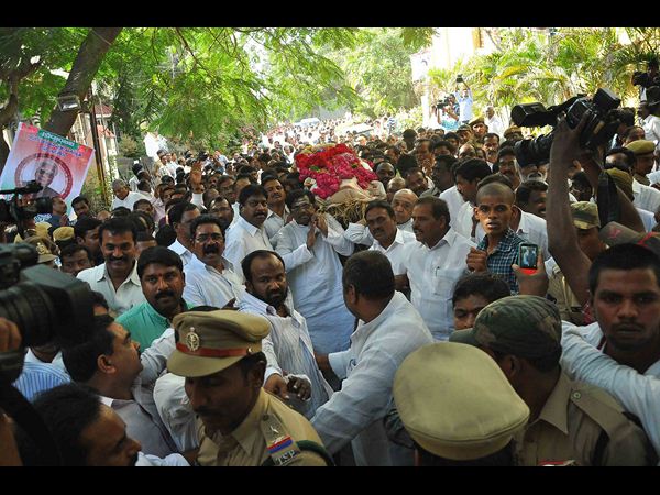 అంతిమయాత్రలో కాకాకు కన్నీటి వీడ్కోలు అంతిమయాత్రలో కాకాకు కన్నీటి వీడ్కోలు