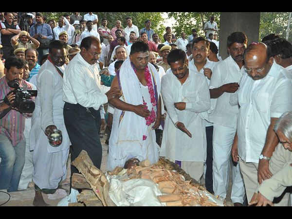 అంతిమయాత్రలో కాకాకు కన్నీటి వీడ్కోలు అంతిమయాత్రలో కాకాకు కన్నీటి వీడ్కోలు