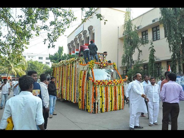 అంతిమయాత్రలో కాకాకు కన్నీటి వీడ్కోలు అంతిమయాత్రలో కాకాకు కన్నీటి వీడ్కోలు