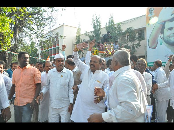 అంతిమయాత్రలో కాకాకు కన్నీటి వీడ్కోలు అంతిమయాత్రలో కాకాకు కన్నీటి వీడ్కోలు