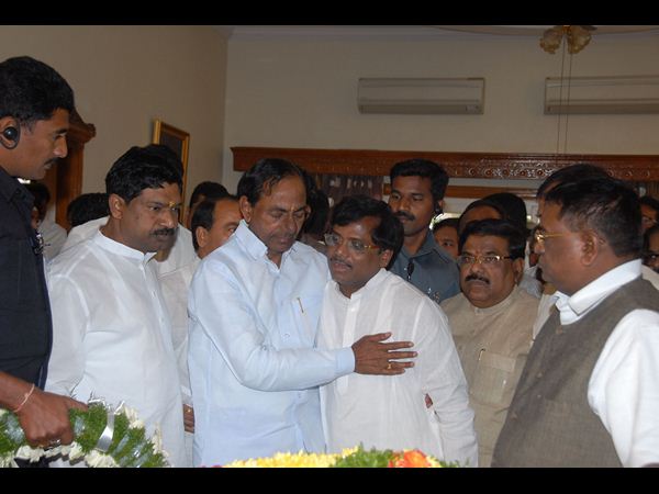 అంతిమయాత్రలో కాకాకు కన్నీటి వీడ్కోలు అంతిమయాత్రలో కాకాకు కన్నీటి వీడ్కోలు