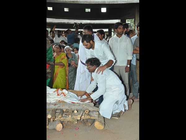 అంతిమయాత్రలో కాకాకు కన్నీటి వీడ్కోలు అంతిమయాత్రలో కాకాకు కన్నీటి వీడ్కోలు