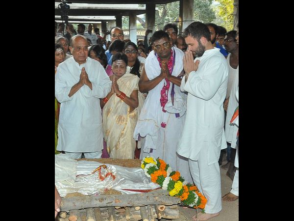 అంతిమయాత్రలో కాకాకు కన్నీటి వీడ్కోలు అంతిమయాత్రలో కాకాకు కన్నీటి వీడ్కోలు