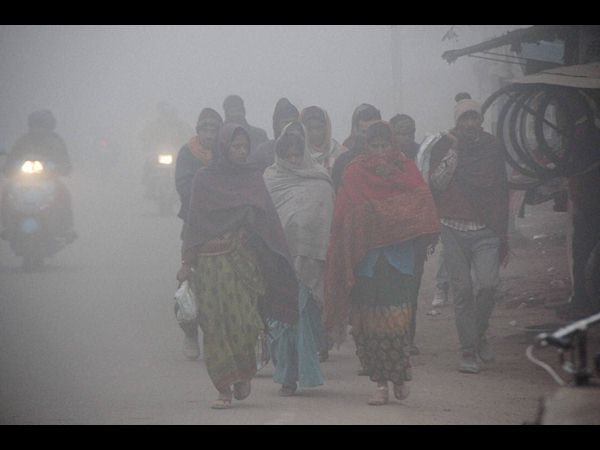  రెండు కార్లు ఢీ, కిలో మీటర మేర నిలిచిన వాహనాలు