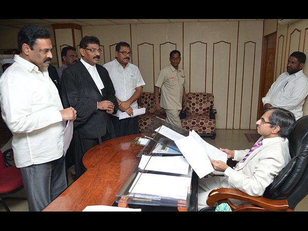 హెచ్‌ఆర్సీలో భూమా, పోలీసులపై ఫిర్యాదు