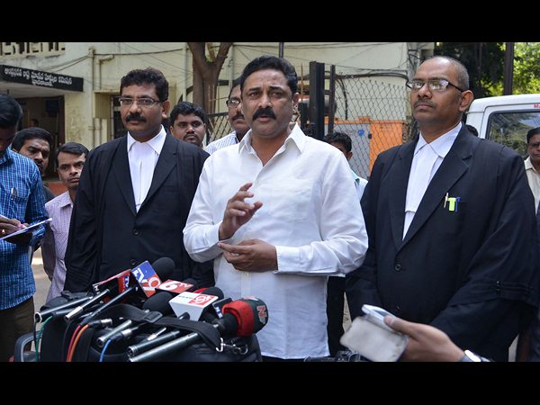 హెచ్‌ఆర్సీలో భూమా, పోలీసులపై ఫిర్యాదు