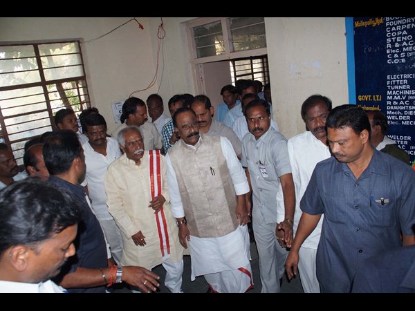  రోశయ్య అల్లుడికిచ్చిన ఎకరా స్ధలం వెనక్కి: నాయిని