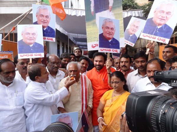  వాజ్‌పేయి పుట్టిన రోజున సంబరాల్లో బీజేపీ శ్రేణులు