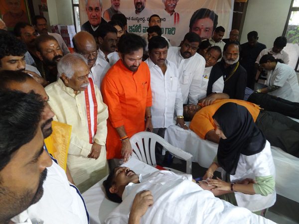 వాజ్‌పేయి పుట్టిన రోజున సంబరాల్లో బీజేపీ శ్రేణులు