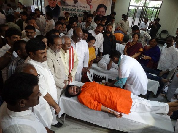 వాజ్‌పేయి పుట్టిన రోజున సంబరాల్లో బీజేపీ శ్రేణులు