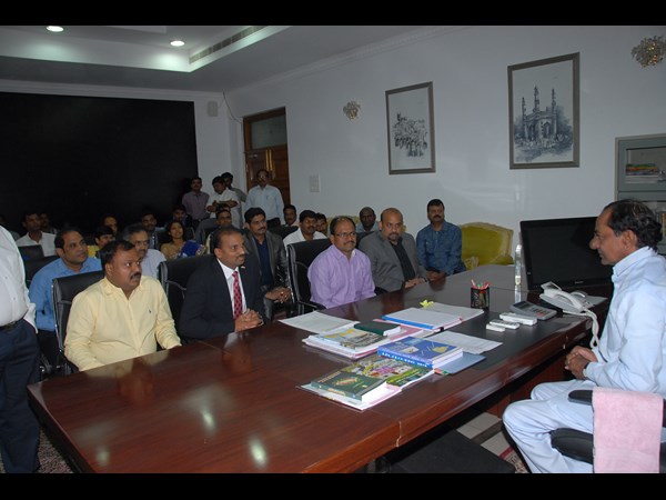 కెసిఆర్‌తో తానా ప్రతినిధులు