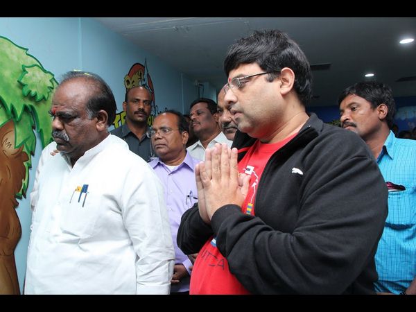 స్పీకర్‌తో కృష్ణుడు