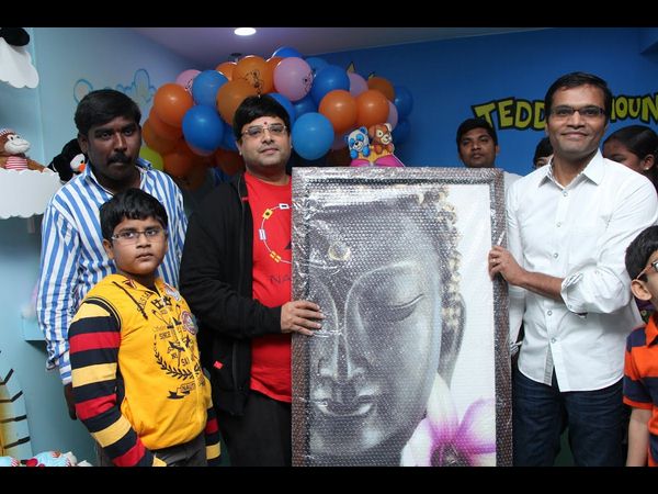 చిత్రపటంతో కృష్ణుడు..