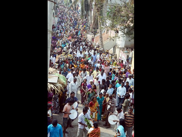 తీరంలో పూజలు