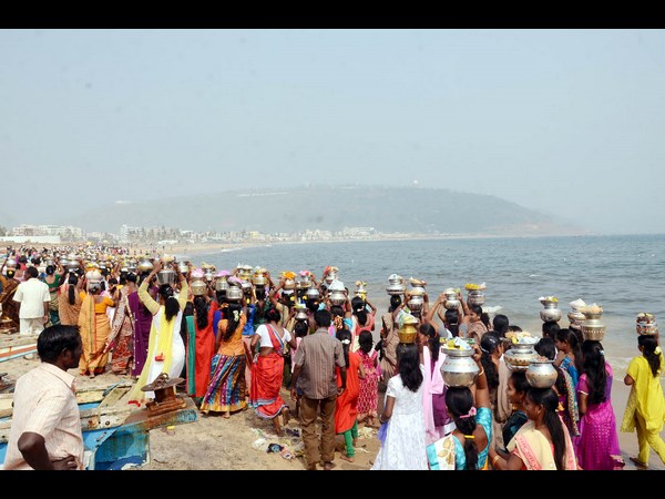 తీరంలో పూజలు