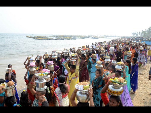 తీరంలో పూజలు