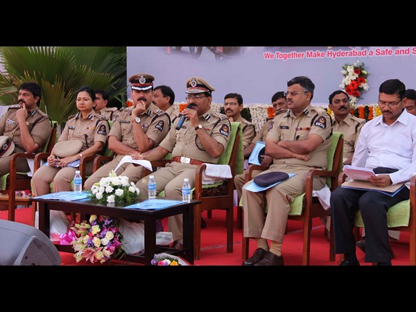 పోలీసులమంటూ..