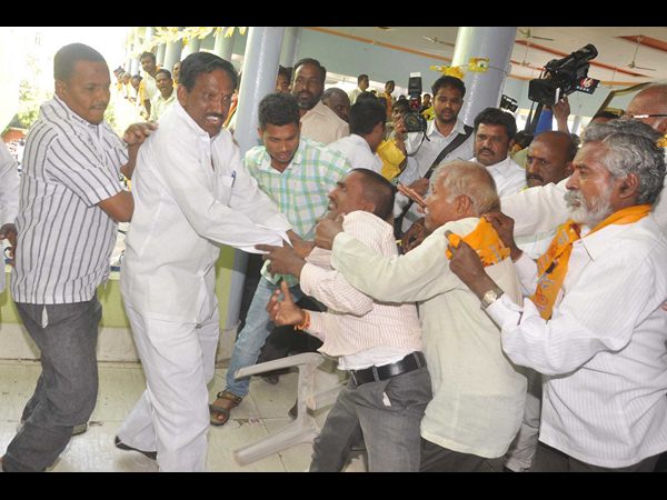 ఎమ్మార్పీఎస్‌ కార్యకర్తల్ని చితకబాదిన టీడీపీ కార్యకర్తలు