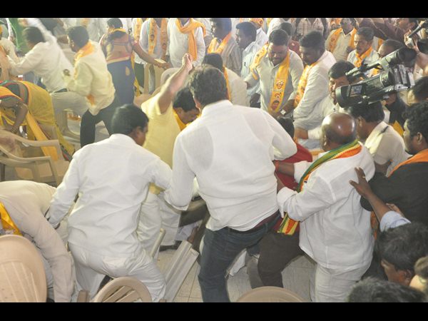  ఎమ్మార్పీఎస్‌ కార్యకర్తల్ని చితకబాదిన టీడీపీ కార్యకర్తలు