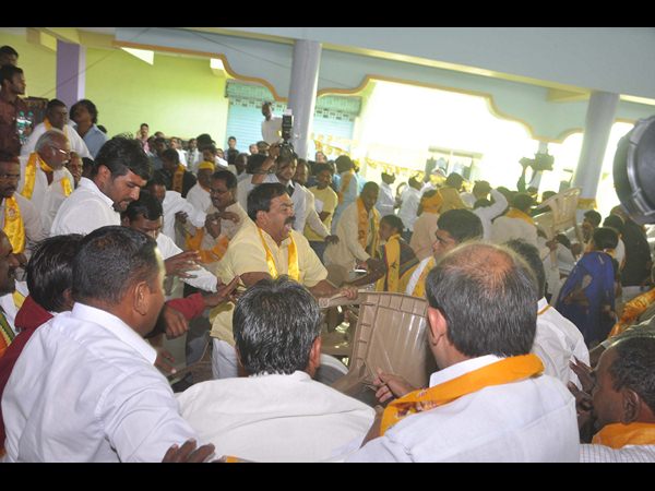  ఎమ్మార్పీఎస్‌ కార్యకర్తల్ని చితకబాదిన టీడీపీ కార్యకర్తలు