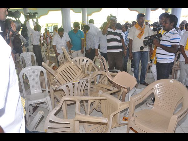  ఎమ్మార్పీఎస్‌ కార్యకర్తల్ని చితకబాదిన టీడీపీ కార్యకర్తలు