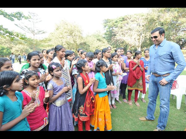 పార్కులో చిన్నారులతో మాజీ క్రికెటర్ లక్ష్మణ్