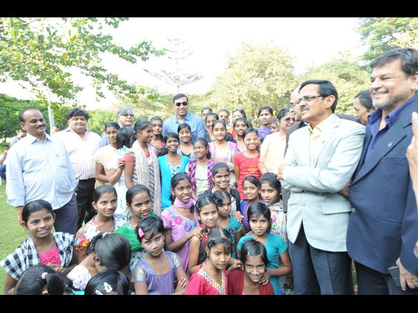 పార్కులో చిన్నారులతో మాజీ క్రికెటర్ లక్ష్మణ్