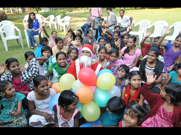 పార్కులో చిన్నారులతో మాజీ క్రికెటర్ లక్ష్మణ్