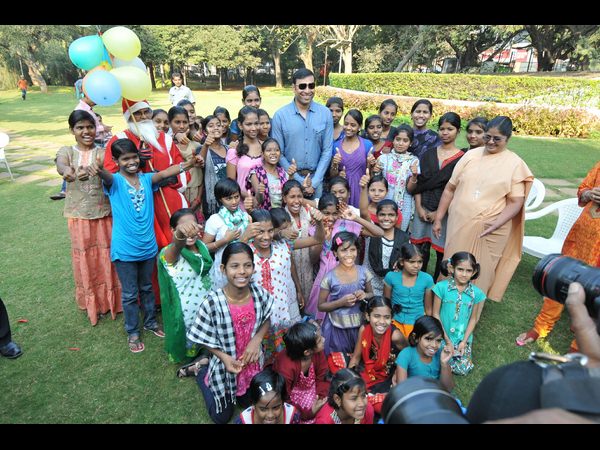 పార్కులో చిన్నారులతో మాజీ క్రికెటర్ లక్ష్మణ్