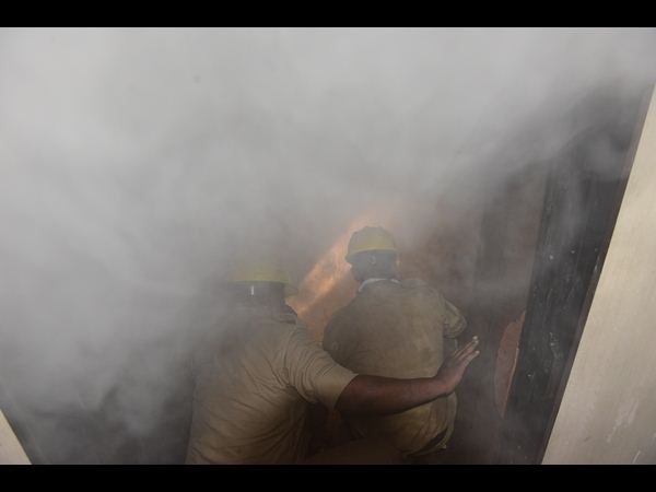 పంజాగుట్టలోని భవనంలో భారీ అగ్ని ప్రమాదం