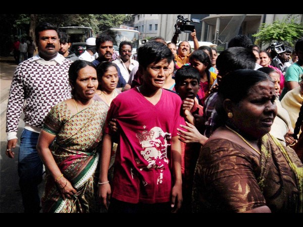  భవానీ పిల్లల రోదనలతో మిన్నంటిన ఆసుపత్రి