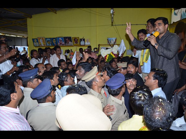 నేతలకు మార్గదర్శనం