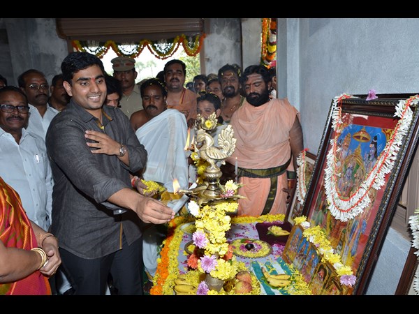 ఇలా జ్యోతిని వెలిగిస్తూ..