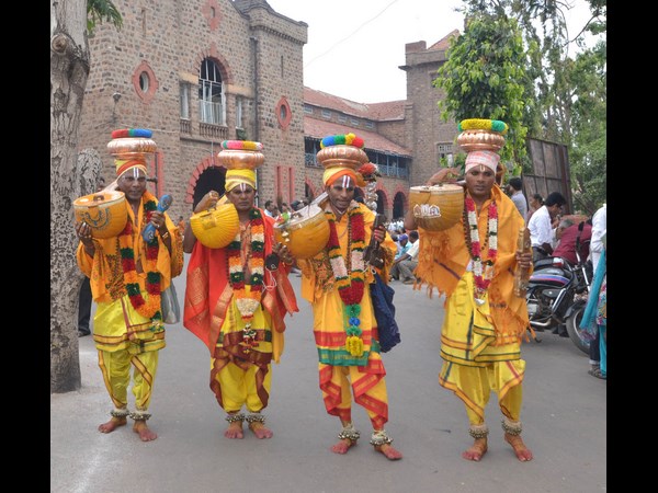 కలెక్టరేట్‌కు వచ్చిన హరిదాసులు