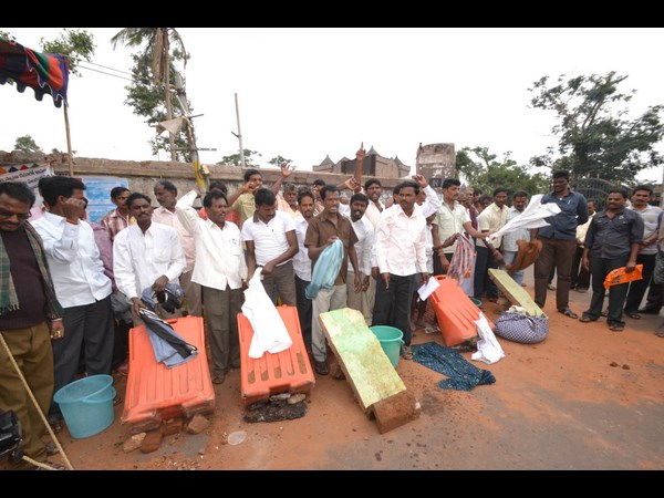 కలెక్టరేట్ వద్ద బట్టలు ఉతికి రజకుల వినూత్న నిరసన