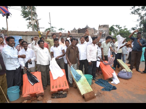 కలెక్టరేట్ వద్ద బట్టలు ఉతికి రజకుల వినూత్న నిరసన
