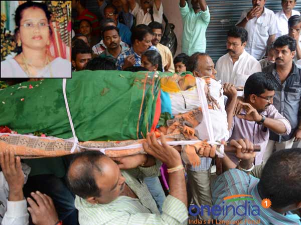  భవానీ అంత్యక్రియల్లో కన్నీరు మున్నీరైన పిల్లలు