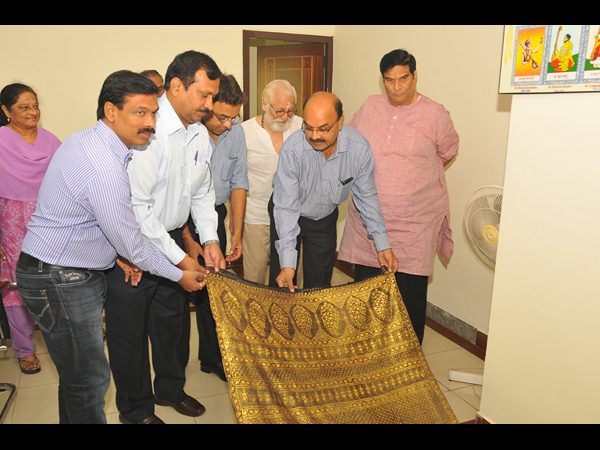  'బంగారు' చీర