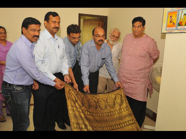  'బంగారు' చీర