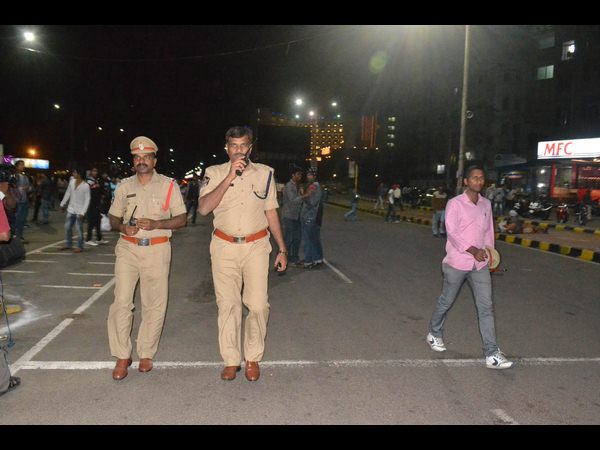  అర్ధరాత్రి వైజాగ్ రోడ్లపై చిందేసిన యువత