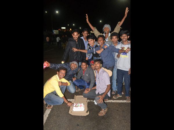  అర్ధరాత్రి వైజాగ్ రోడ్లపై చిందేసిన యువత