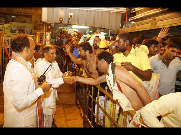 తిరుమలలో పోటెత్తిన భక్తులు తిరుమలలో పోటెత్తిన భక్తులు