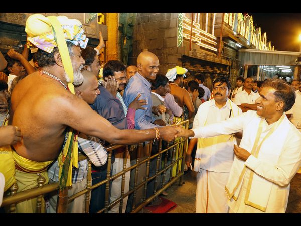 తిరుమలలో పోటెత్తిన భక్తులు తిరుమలలో పోటెత్తిన భక్తులు