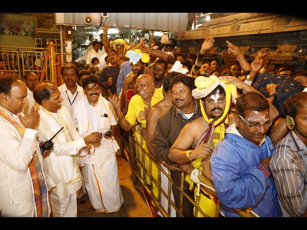 తిరుమలలో పోటెత్తిన భక్తులు తిరుమలలో పోటెత్తిన భక్తులు