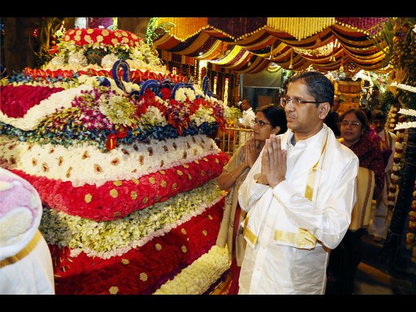 తిరుమలలో పోటెత్తిన భక్తులు తిరుమలలో పోటెత్తిన భక్తులు