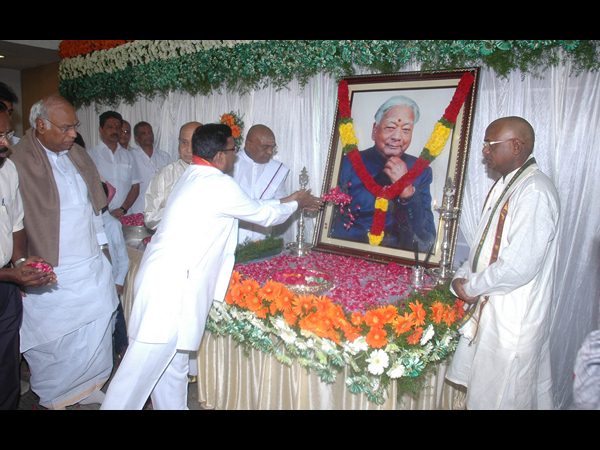 కాకాకు నివాళి