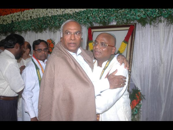 కాకా కుమారుడు వివేక్‌తో..