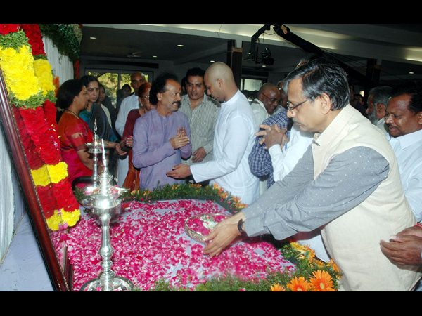 కాకాకు నివాళి