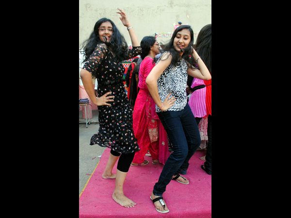 యువతుల కేరింత